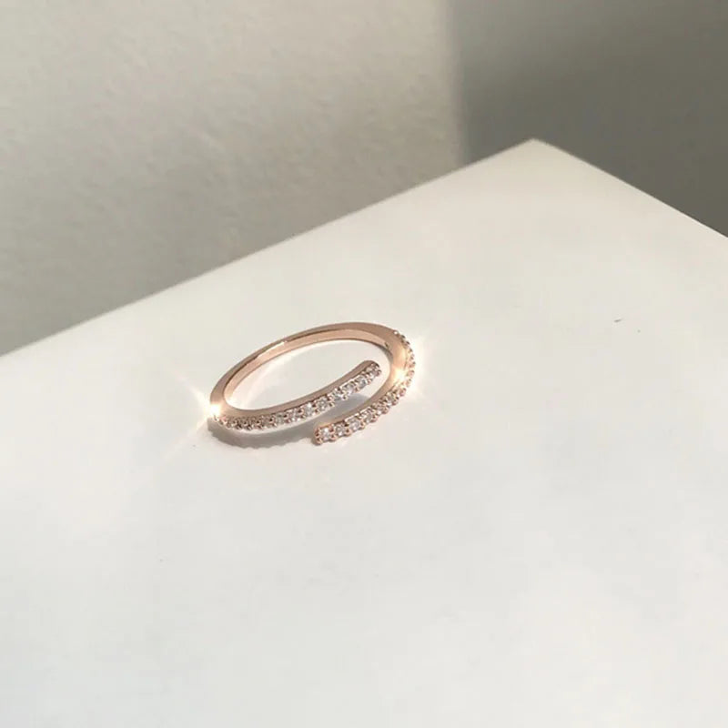 טבעת ״נוי״ משובצת