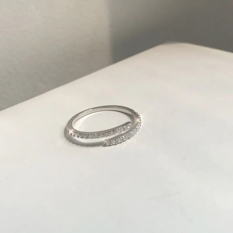 טבעת ״נוי״ משובצת