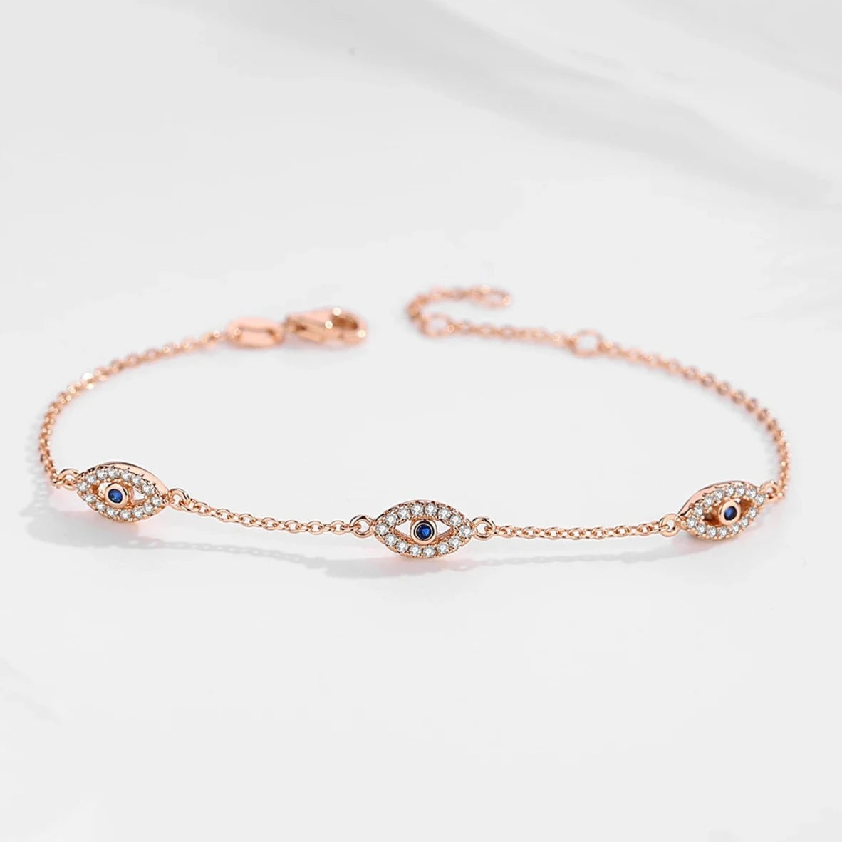 צמיד בשילוב עיניים